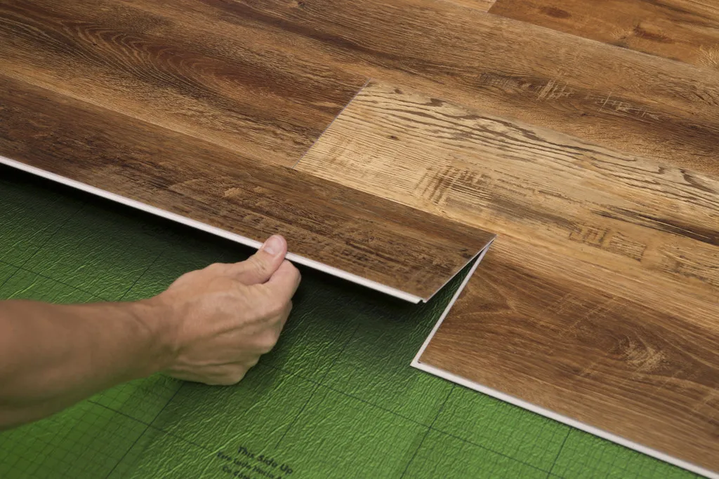 Sàn vinyl giả gỗ dạng tấm trong nhà